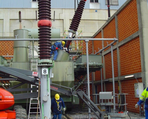 Demontage, inspectie, reparatie en hermontage van een HS-doorvoering op een 450MVA transformator