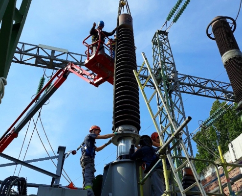 Levering en montage op site van een nieuwe HS-doorvoering